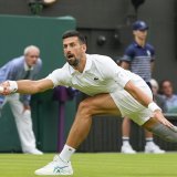 Le genou de Djokovic a tenu bon pour son premier match depuis son opération. KEYSTONE/AP/Kirsty Wigglesworth